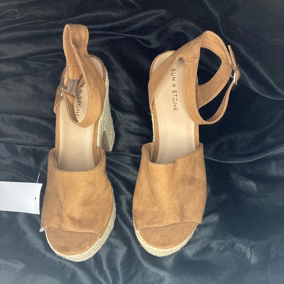 3 inch Platform pumps knitting on platform and heels. - Picture 2 of 4